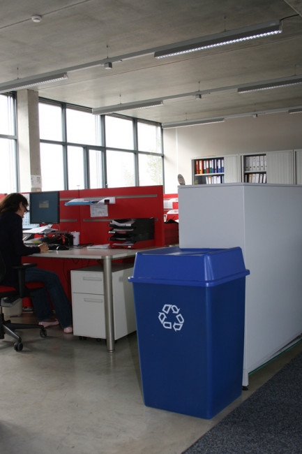 Квадратный контейнер Rubbermaid StyleLine на 132,5 литра, синий, Арт.FG395873BLUE Квадратный контейнер Rubbermaid StyleLine на 132,5 литра, синий, Арт.FG395873BLUE